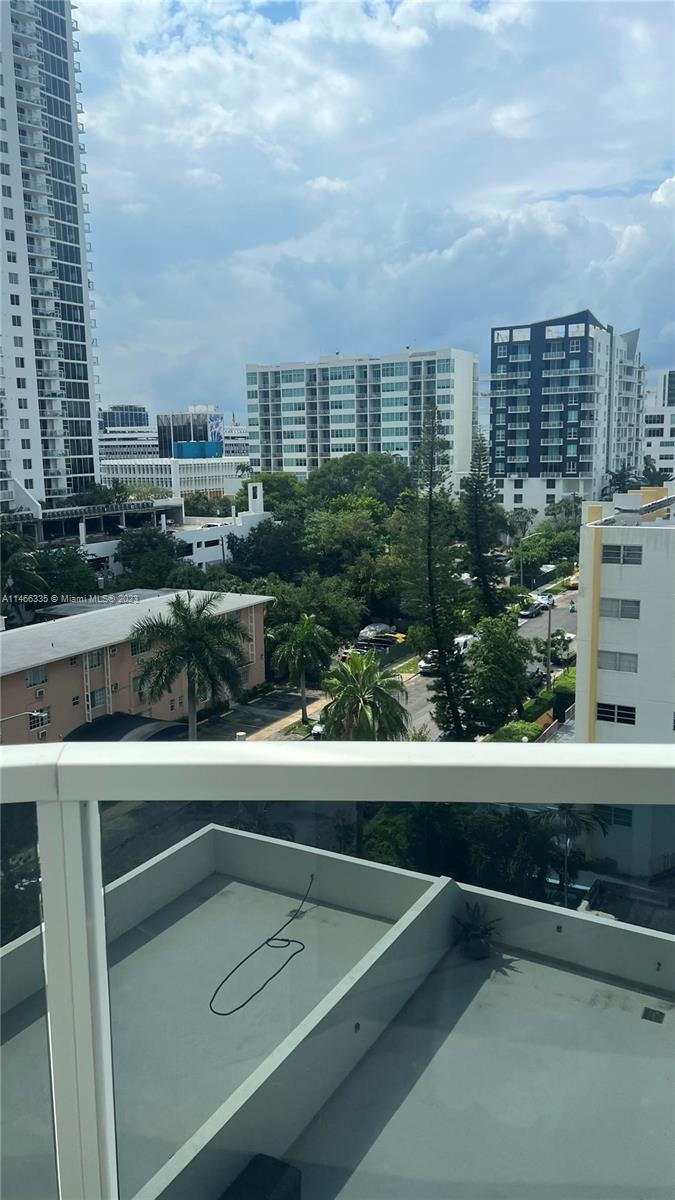 Spectacular 3 bedrooms and 2 baths. Den was converted in to a 3rd bedroom. Amazing Miami beach skylines and bay views. Modern kitchen, stainless steel appliances, laminate wood floors, new flooring on bedrooms, and granite countertops.. Building offers pool, gym and a social room.
