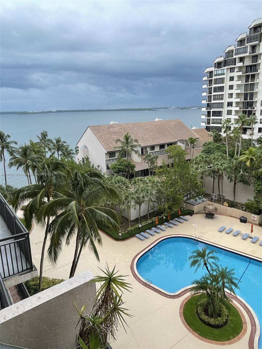 Beautiful 1bd 1-1/2 bath Unit with spectacular views of the water and pool area.  Located in the exclusive Brickell Key and walking distance to many shops and restaurants.  Many amenities.  Take a walk around the island while enjoying breathtaking views of the bay. One assigned parking space.
.