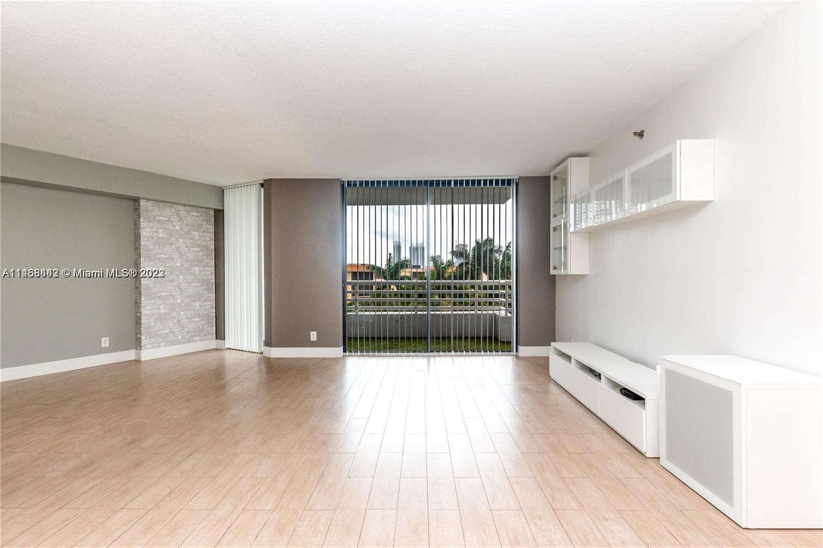 Beautiful unit in the heart of Aventura. Walking distance to Aventura Park and mall. Building features new lobby, two pools, gym, valet, elevators with fingerprint recognition. A+ schools and minutes to the beach.