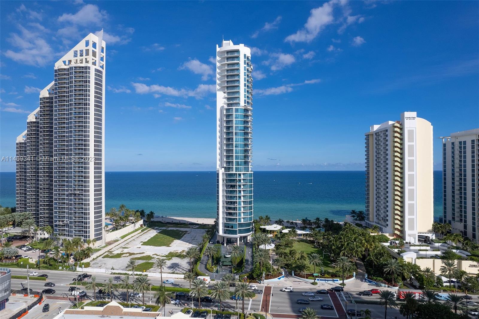 AMAZING DIRECT OCEAN VIEWS... CHATEAU BEACH IT'S A BOUTIQUE BUILDING, 2 BED 4 1/2 BATHROOMS + DEN + STAFF ROOM. SERVICE AT THE BEACH, AT THE POOL, RESTAURANT THAT CATERS THE BEACH, POOL AND RESIDENCES, PARTY ROOM, HUMIDOR ROOM, TODDLER'S ROOM AND MORE