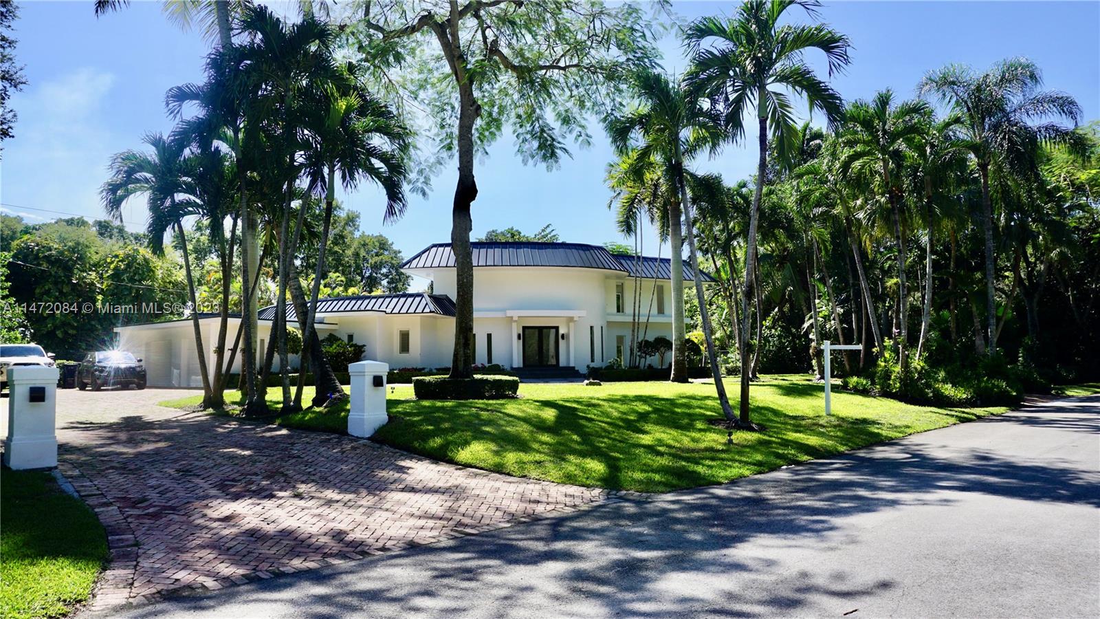 Discover the charm of Pinecrest in this elegant home with a beautiful poolside Tiki, Welcome to Pinecrest. This stunning home has been completely renovated and is ready for you to enjoy. Located in a lush natural setting, this property offers the opportunity to experience the beauty of nature while relaxing by your own poolside tikiCharming and modern style home. Ample indoor and outdoor entertaining space, Outdoor Tiki to relax and enjoy nature, Renovated kitchen with high-end appliances, Large bedrooms with lots of natural light.
Updated bathrooms with elegant details, Lush well-kept garden, Located in the desirable Pinecrest area.
