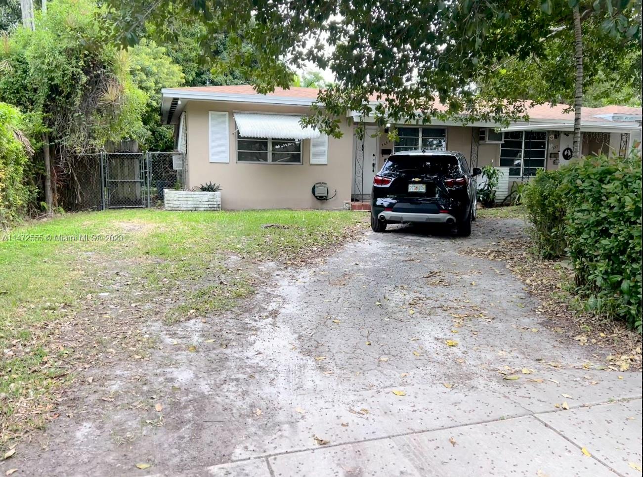 This duplex is located next to St. Brendan / Christofer Columbus High School. Close to main highways and stores. New floor and kitchen within a year of remodeling. The property is currently tenant occupied, please call for information or an appointment. It will be available Dec 1, 2023