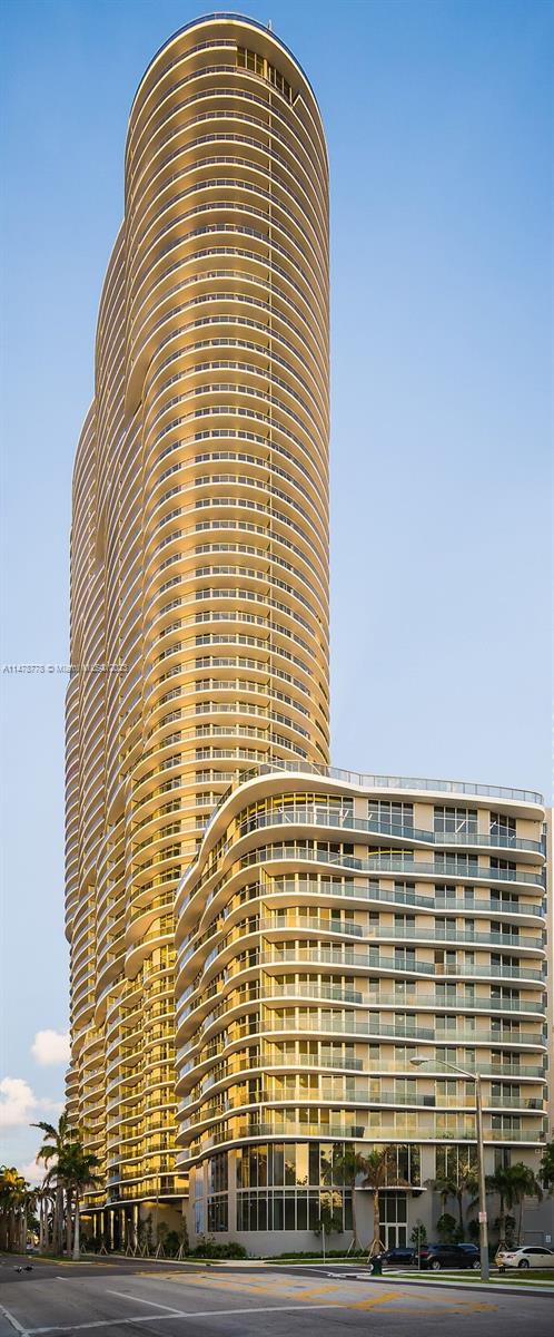 Like new! Condo in Aria on the Bay the gorgeous Building! 2 Beds/2.5 baths plus expansive private terrace with
amazing views. Porcelanato Floors, Bosch Stainless Steel Appliances, Italkraft Cabinets and unique features such
as recessed lighting, custom closets and blackout blinds. Located at the heart of art and entertainment district of
Edgewater, minutes to Downtown Miami, Design District and Wynwood. Resort style amenities include 2 pools,
gym, sauna, steam room, kids playroom, theatre and beautiful social areas. GREAT OPPORTUNITY!!!!!!