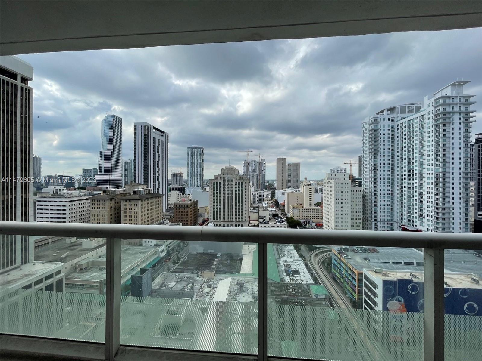 Very Spacious 1 bedroom + den apartment with city views in Downtown Miami. Washer & Dryer in unit. Building amenities includes large fitness center and oversized pool deck, among others. Very centrally located for a real urban life experience.