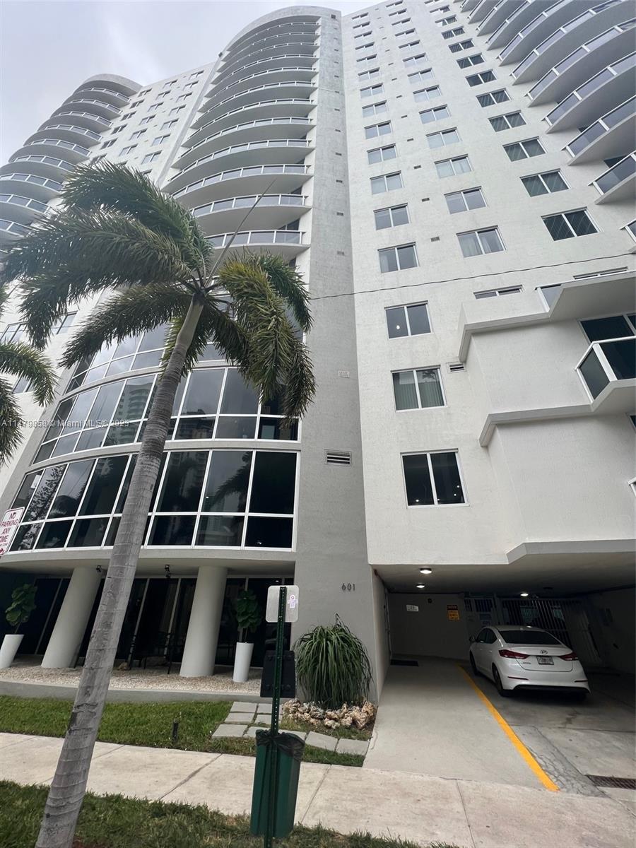 Fully Furnished 1/1 in the heart of Miami, all utilities included even wifi, 1st and 2 security deposits due at signing, walk to restaurants and shops. Easy to show
