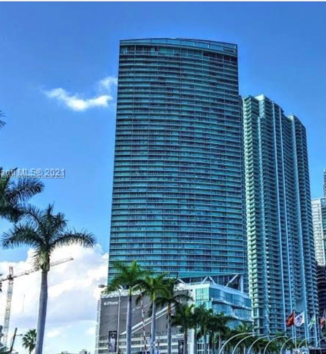Views!!!! corner unit 2BEDS/2BATHS , enjoy waters views, MarinaBlue is centrally located in  Downtown Miami, is a spectacular 60-stories complemented by world-class amenities ! Easy to show !!!!