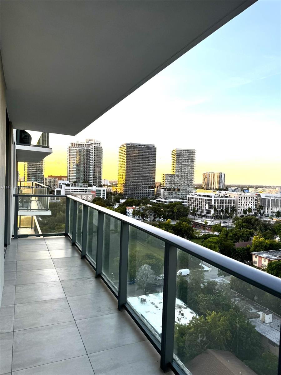 Fantastic water view in this very well-located unit. 3 bedrooms and 2 baths. In the heart of Edgwater. Close to restaurants, museums, theaters and more. The building offers amazing areas to exercise, play,  gym, pool, plus security. This is the best Miami lifestyle our city has to offer. Additionally, the high demand for luxury rentals makes the condo a great investment. A MUST SEE!