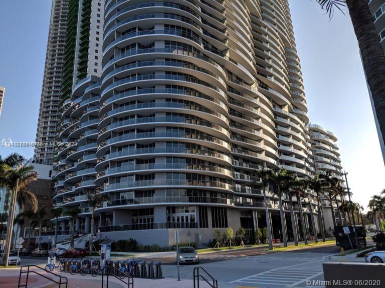 Imagine waking up every day to a beautiful apartment in Edgewater, where every detail has been carefully taken care of. With one bedroom, a den, and two bathrooms, you'll have all the space you need to relax and recharge. Plus, you'll be just steps away from museums, the opera, entertainment, the Miami Port, and the Brightline station. And don't forget about the luxury amenities that the building offers.