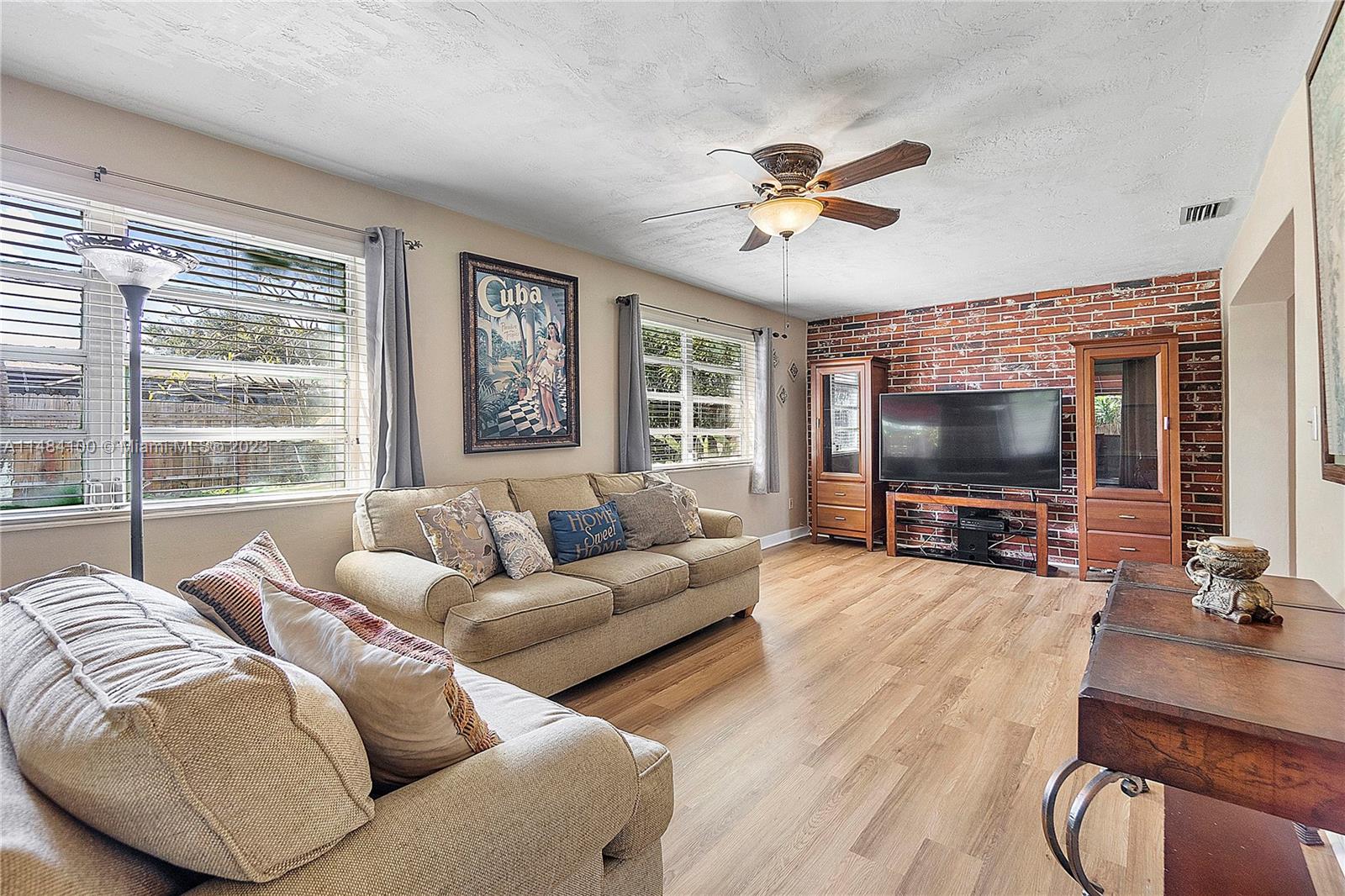 Listing Photo 11