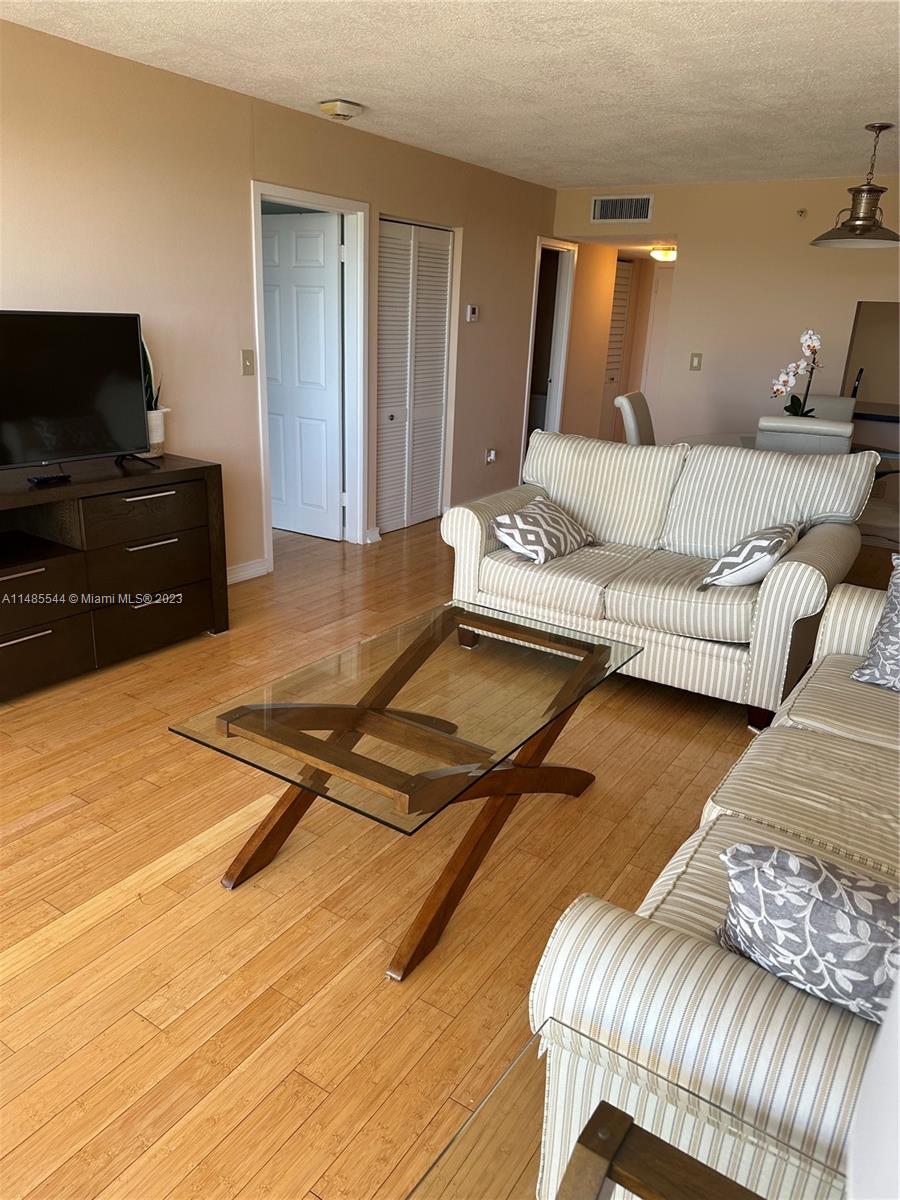 BEST LOCATION IN BRICKELL. 1 BEDROOM/2 FULL BATH CONDO WITH WATER VIEWS. BALCONY AND UPDATED KITCHEN. LOCATED JUST OUTSIDE OF THE ENTRANCE OF KEY BISCAYNE AND WALKING DISTANCE OR TROLLEY TO ALL BRICKELL AND A FEW MINUTES AWAY FROM COCONUT GROVE.
24/7 CONCIERGE, GYM, TENNIS COURT, POOL, PARTY ROOM AND POOL TABLE ROOM WITH TV AND HEATED POOL, EXCELLENT COMMON AREAS. FOR SALE WITH FURNITURE
INCLUDED AT NO EXTRA COST. UNIT IS MOVING READY. EASY TO SHOW.