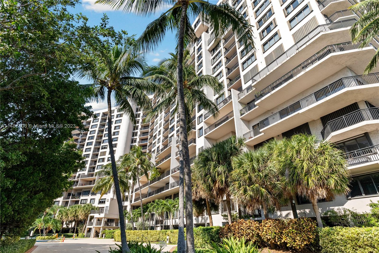 Live in your own private Island. Enjoy this spacious 1 bedroom/ 1.5 bath apartment with very large terrace in exclusive Brickell Key. Washer/Dryer in unit. One assigned parking space. Resort style amenities including heated saltwater pool,, jacuzzi, tennis, racquetball, gym, child play area, 24hr concierge, convenience store at lobby level and more. Located in the heart of Brickell, steps away from best dining and shopping.