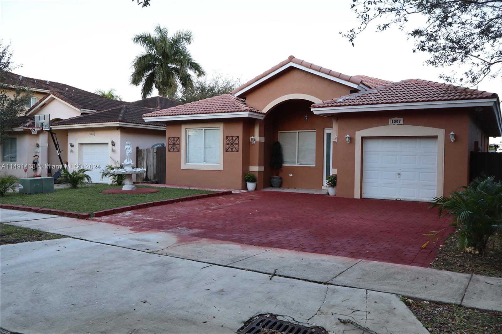 Beautiful well maintained 3/3  single family home located in Homestead is the perfect home for your family. The open concept kitchen that open up to the living room for entertaining your friends and family. Turnpike, shopping centers, restaurants and supermarkets all conveniently 5 mins away.
