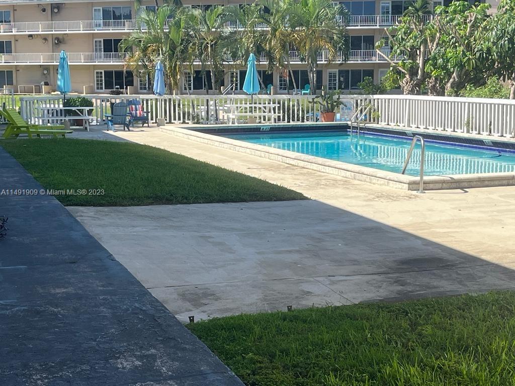 Beautiful Studio ,peaceful and centrally-located place. Less than 2 blocks away from University of Miami, University Metro station, Hospitals, nice restaurants and stores.
The space is in two story building located in the heart of Coral Gables. It's a corner unit with water view. Has been equipped and renovated recently and has everything you need. Amenities :plenty of Free parking next to the unit Pool
Shared coin Industrial Washer and Dryer available on the floor.
Gables waterway property, 450sqft.
Studio Type
Utilities included in the rent :Water Electricity and Basic internet