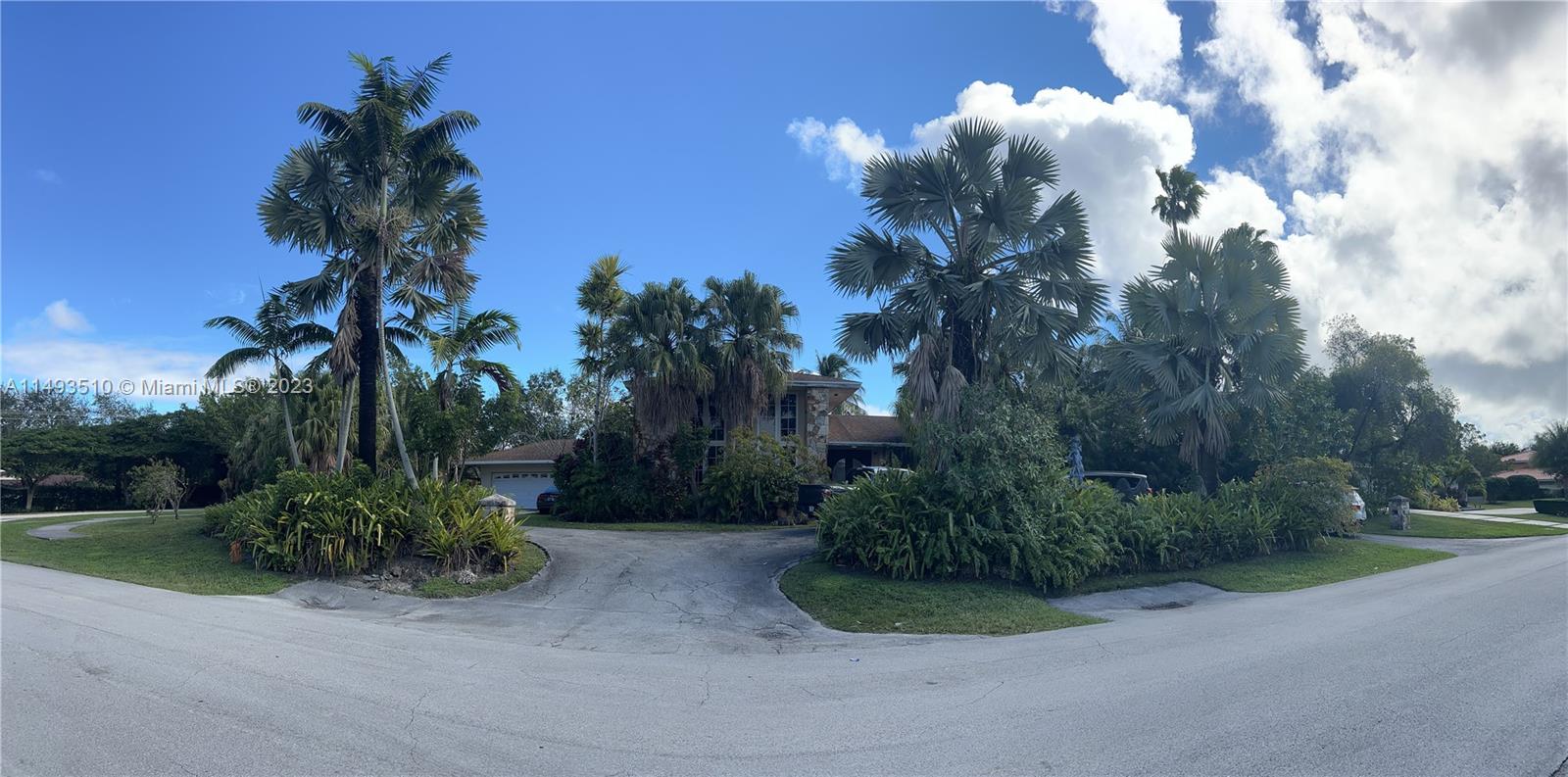 Introducing a prime investment opportunity in Palmetto Bay! This listing features a strategic location, promising returns, and a potential for growth. Ideal for investors seeking a lucrative venture in a thriving real estate market and location. Ideal also for a buyer that seeks a property with value add with some tlc.