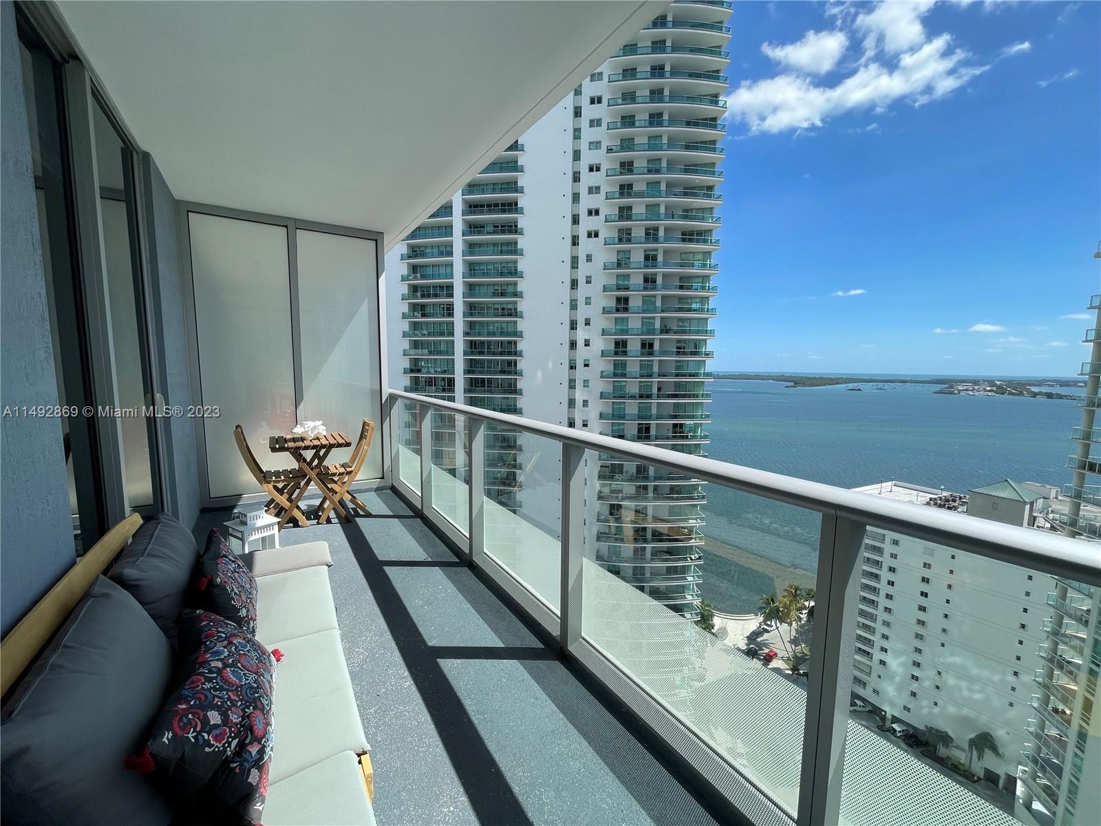 This beautiful and luxury 1 bedroom condo is located at the heart of Brickell, with breathtaking sea views from all the apartment, exceptional top amenities, fully equipped gym, sauna, grill, hot tub, two pools one located in the roof floor (43th) with the most amazing views of Miami, the bay and sunsets. Walking distance to the best restaurants in Brickell, 7 minutes away from Miami Beach.