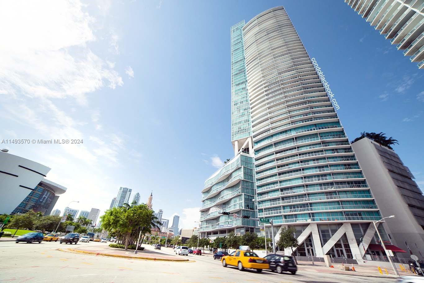 Amazing views of the Biscayne Bay from this 2 bedroom + 2 bathroom Condo in Downtown Miami. WON'T LAST! --- Unit with stainless steel appliances, W&D & walk-in closet in each bedroom. Conveniently located across the street from the Kaseya Center, just minutes from the beaches, Design District, Museum Park, The Opera and Ballet, Art Museum and Fine Dining. Great building amenities: sunrise and sunset pools, 2 hot tubs, 24-hr security and concierge, valet parking, business center, fitness center, club room.