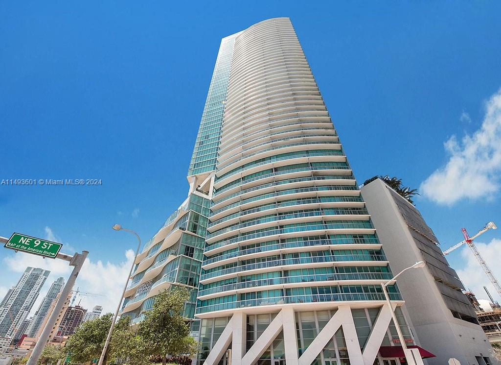 Bay views from this spacious 1 bed + Den & 2 bath Condo in Downtown Miami. (Den is used as a second bed, with private bath) WON'T LAST! --- Unit with stainless steel appliances, W&D & walk-in closet. Conveniently located across the street from the Kaseya Center, just minutes from the beaches, Design District, Museum Park, The Opera and Ballet, Art Museum and Fine Dining. Great building amenities: sunrise and sunset pools, 2 hot tubs, 24-hr security and concierge, valet parking, business center, fitness center, club room.