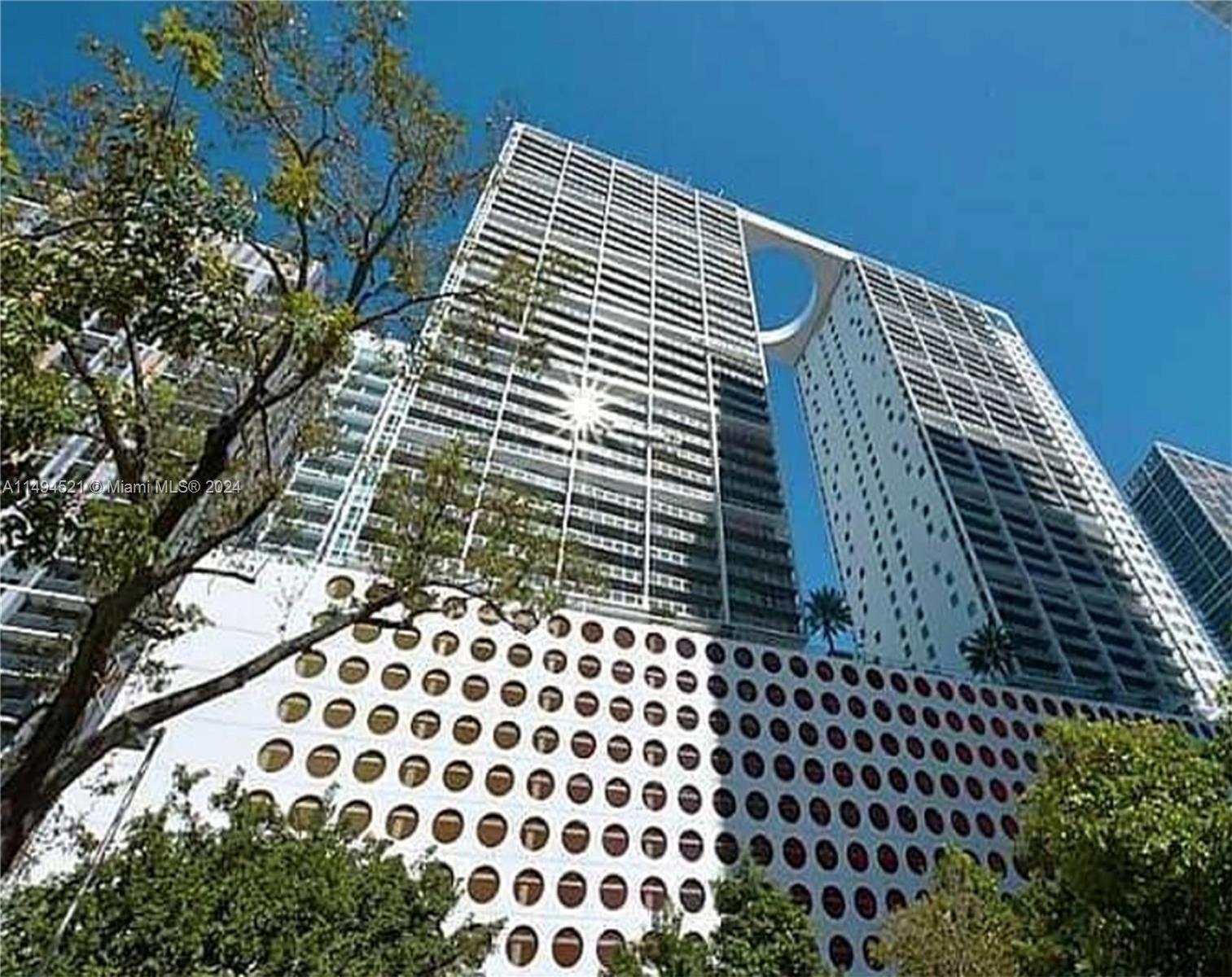 LOCATION!! BEAUTIFUL 1B/1B UNIT IN EXCLUSIVE 500 BRICKELL WEST CONDO LOCATED ON BRICKELL AVENUE.
SERVICES 24/7. VALET PARKING, CONCIERGE. EXCLUSIVE AMENITIES, SWIMMING POOL, CLUB ROOM WITH
KITCHEN, BILLIARDS AND BAY VIEWS, SPA, FITNESS CENTER, THEATER. WALKING DISTANCE TO SHOPES,
RESTAURANTS, ENTERTAINMENT, BANKS, BEAUTY AND MUCH MORE.