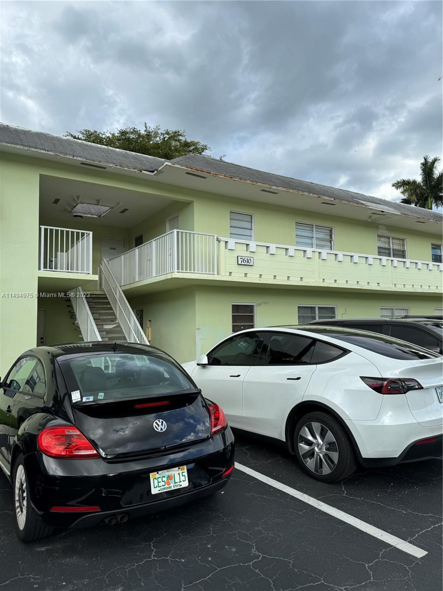 2Bed 2 Bath Condo located right in the middle of Dadeland mall area. 2nd floor unit with a large balcony. walking distance to Dadeland mall. Close to North and South Metrorail stations, mins to 826, 878,874, US 1 highway.  Buildings are in process of replace the roof in a few months. Superior location!
