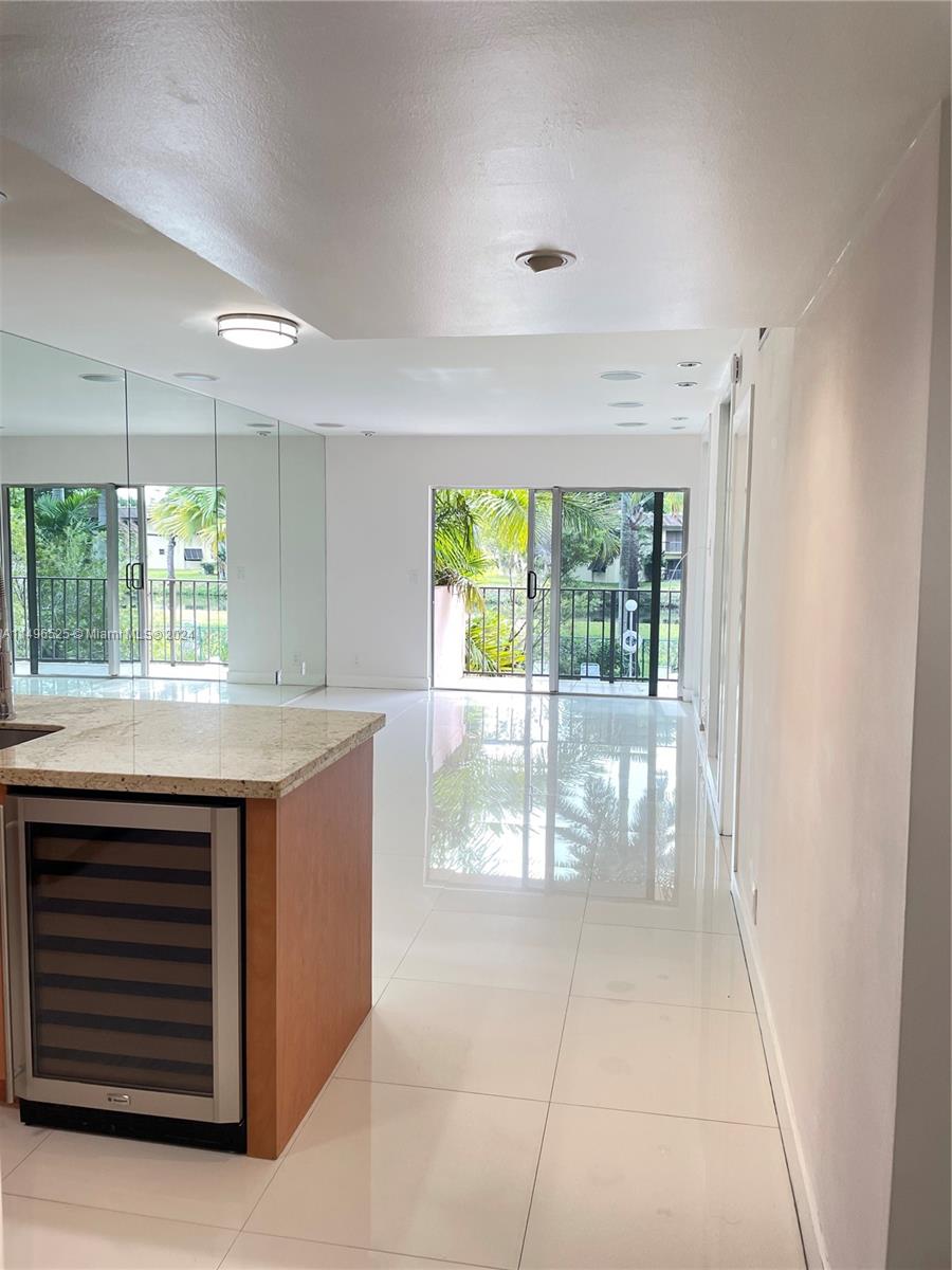 Explore this (1) Bedroom and (1) Bathroom condo in the King's Creek area. It's been nicely renovated with a bright and open layout. The balcony has a lovely view of green spaces and the pool. Inside, you'll find modern appliances. There are strong windows and big porcelain floors. You'll have access to a private pool, a clubhouse, tennis courts, and more. Water, an elevator, security, and parking are included. It's easy to get to major highways, and you can walk to shops, restaurants, and Dadeland Mall.
