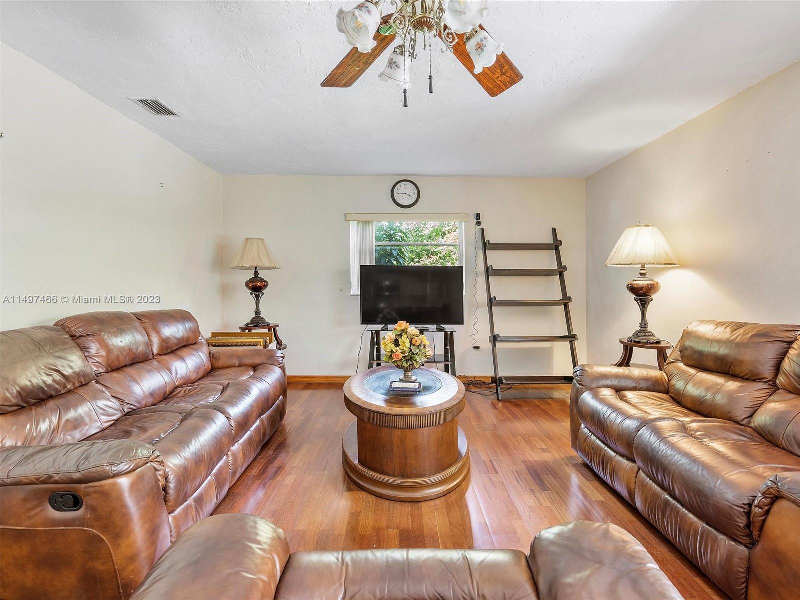 Listing Photo 11