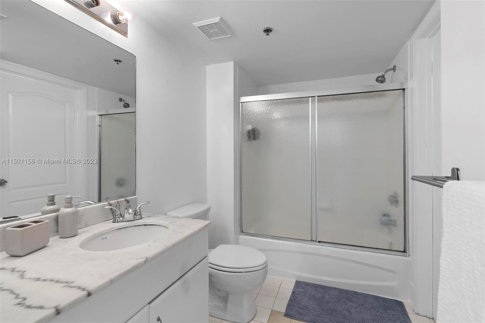 1200 Brickell Bay Dr 3907, Miami, Florida 33131, 1 Bedroom Bedrooms, ,1 BathroomBathrooms,Residential,For Sale,1200 Brickell Bay Dr 3907,A11501156