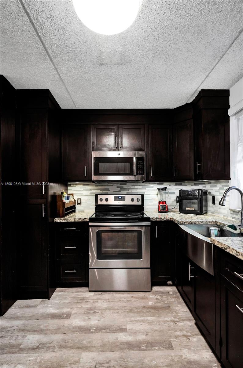 6115 NW 186th St 110, Hialeah, Florida 33015, 3 Bedrooms Bedrooms, ,2 BathroomsBathrooms,Residential,For Sale,6115 NW 186th St 110,A11500125