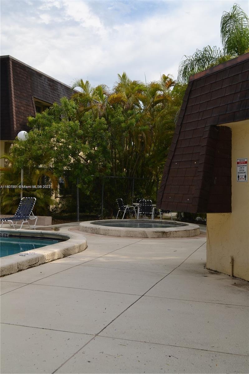 Second pool with a Jacuzzi.