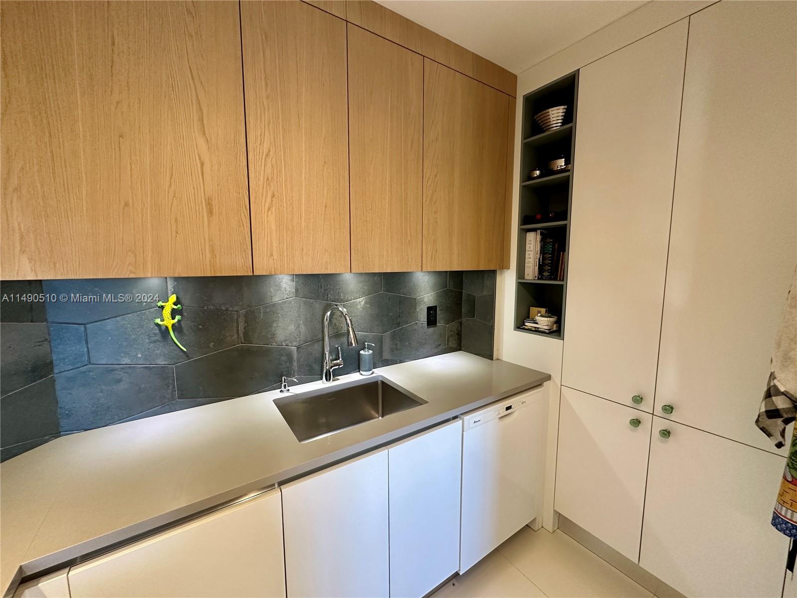 500 Bayview Dr 221, Sunny Isles Beach, Florida 33160, 2 Bedrooms Bedrooms, ,2 BathroomsBathrooms,Residential,For Sale,500 Bayview Dr 221,A11490510