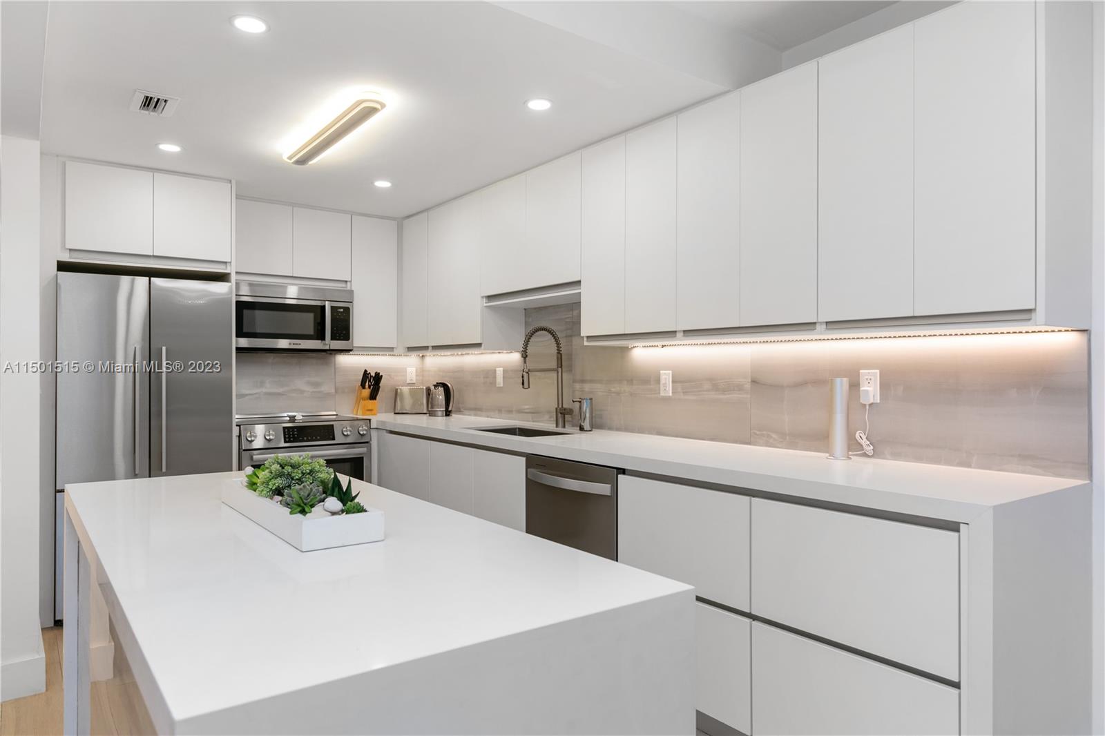 2301 Collins Ave 318, Miami Beach, Florida 33139, 2 Bedrooms Bedrooms, ,1 BathroomBathrooms,Residentiallease,For Rent,2301 Collins Ave 318,A11501515