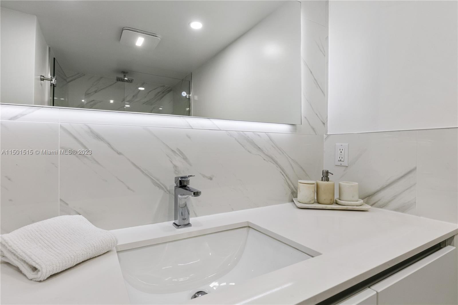 2301 Collins Ave 318, Miami Beach, Florida 33139, 2 Bedrooms Bedrooms, ,1 BathroomBathrooms,Residentiallease,For Rent,2301 Collins Ave 318,A11501515