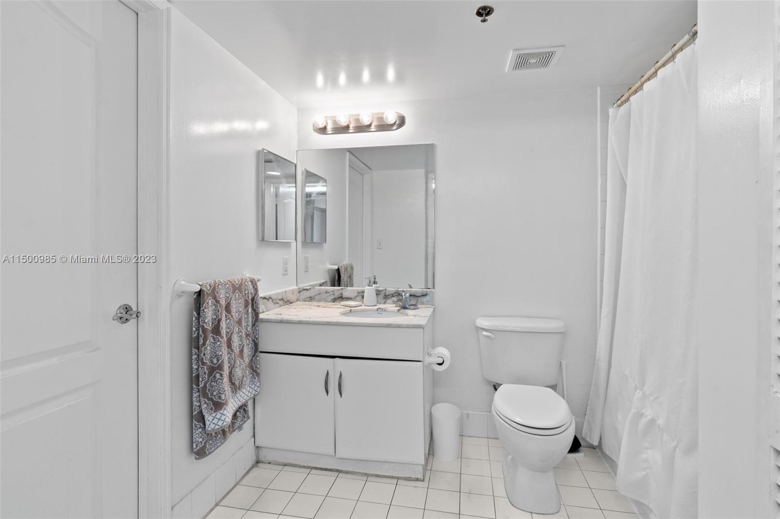 1200 Brickell Bay Dr 3208, Miami, Florida 33131, 1 Bedroom Bedrooms, ,1 BathroomBathrooms,Residential,For Sale,1200 Brickell Bay Dr 3208,A11500985