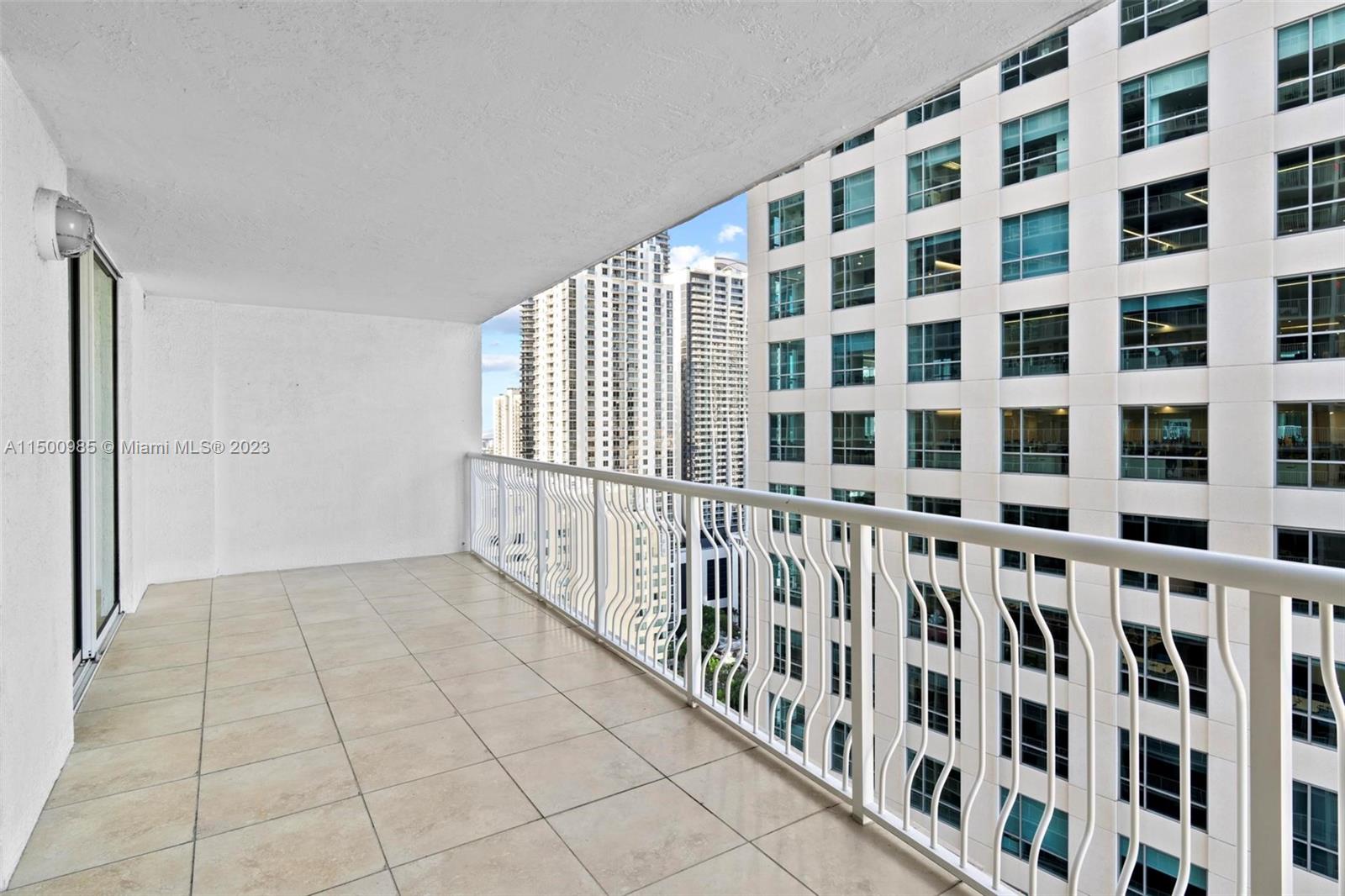 1200 Brickell Bay Dr 3208, Miami, Florida 33131, 1 Bedroom Bedrooms, ,1 BathroomBathrooms,Residential,For Sale,1200 Brickell Bay Dr 3208,A11500985