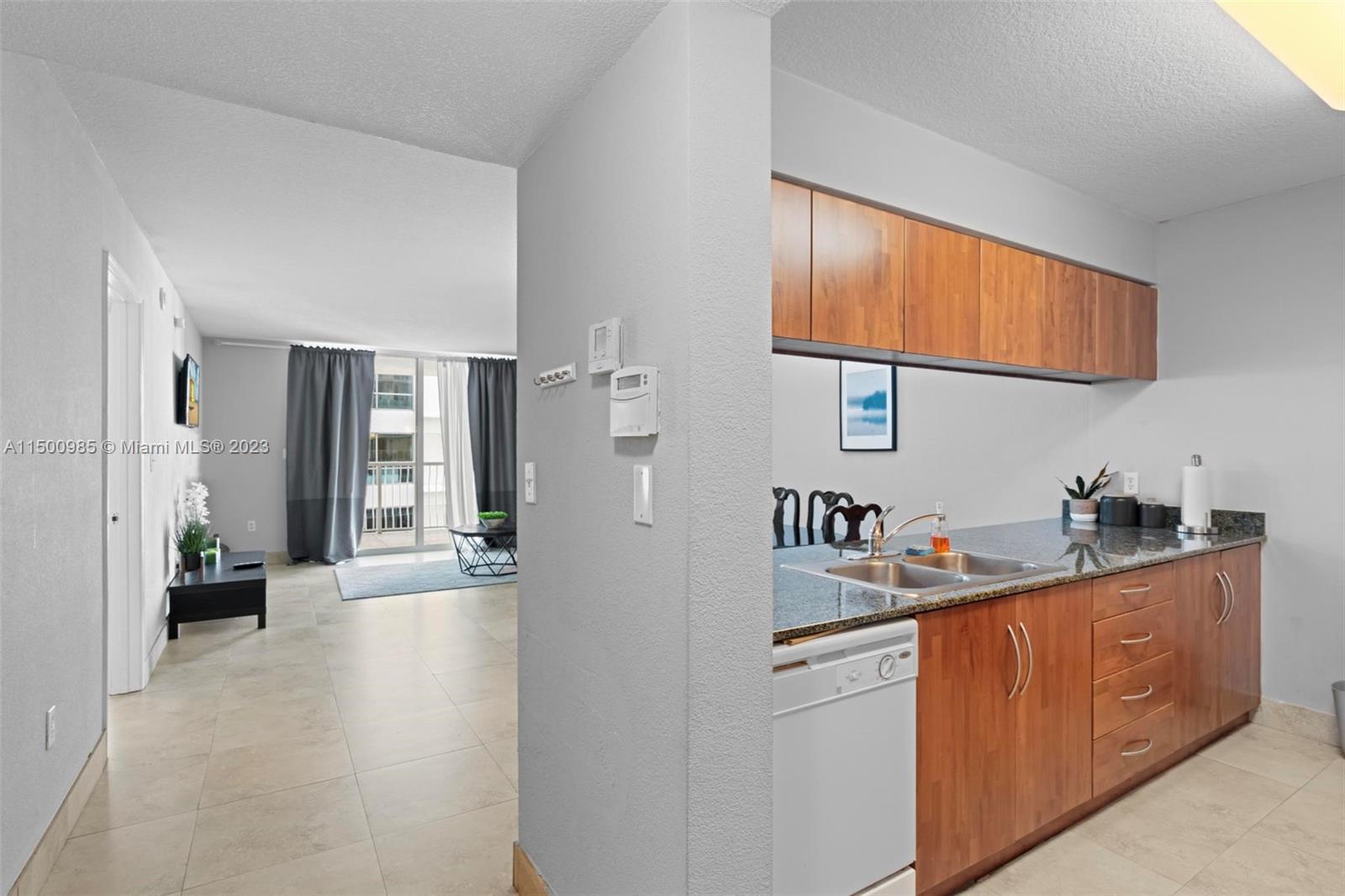 1200 Brickell Bay Dr 3208, Miami, Florida 33131, 1 Bedroom Bedrooms, ,1 BathroomBathrooms,Residential,For Sale,1200 Brickell Bay Dr 3208,A11500985