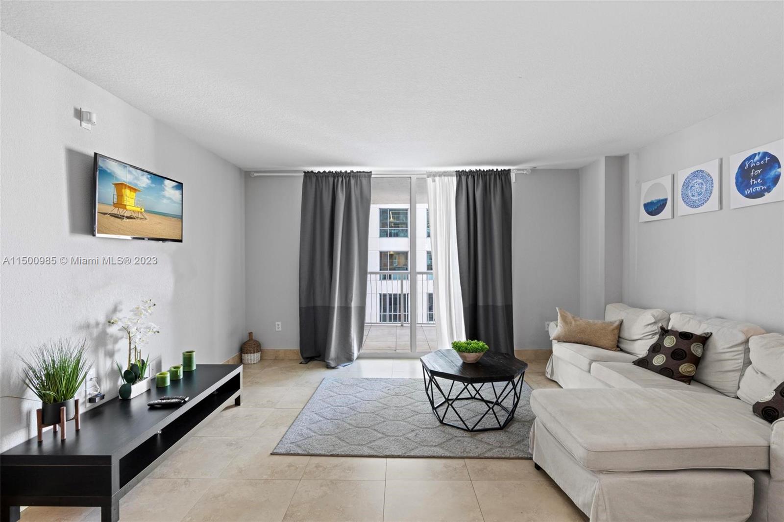 1200 Brickell Bay Dr 3208, Miami, Florida 33131, 1 Bedroom Bedrooms, ,1 BathroomBathrooms,Residential,For Sale,1200 Brickell Bay Dr 3208,A11500985