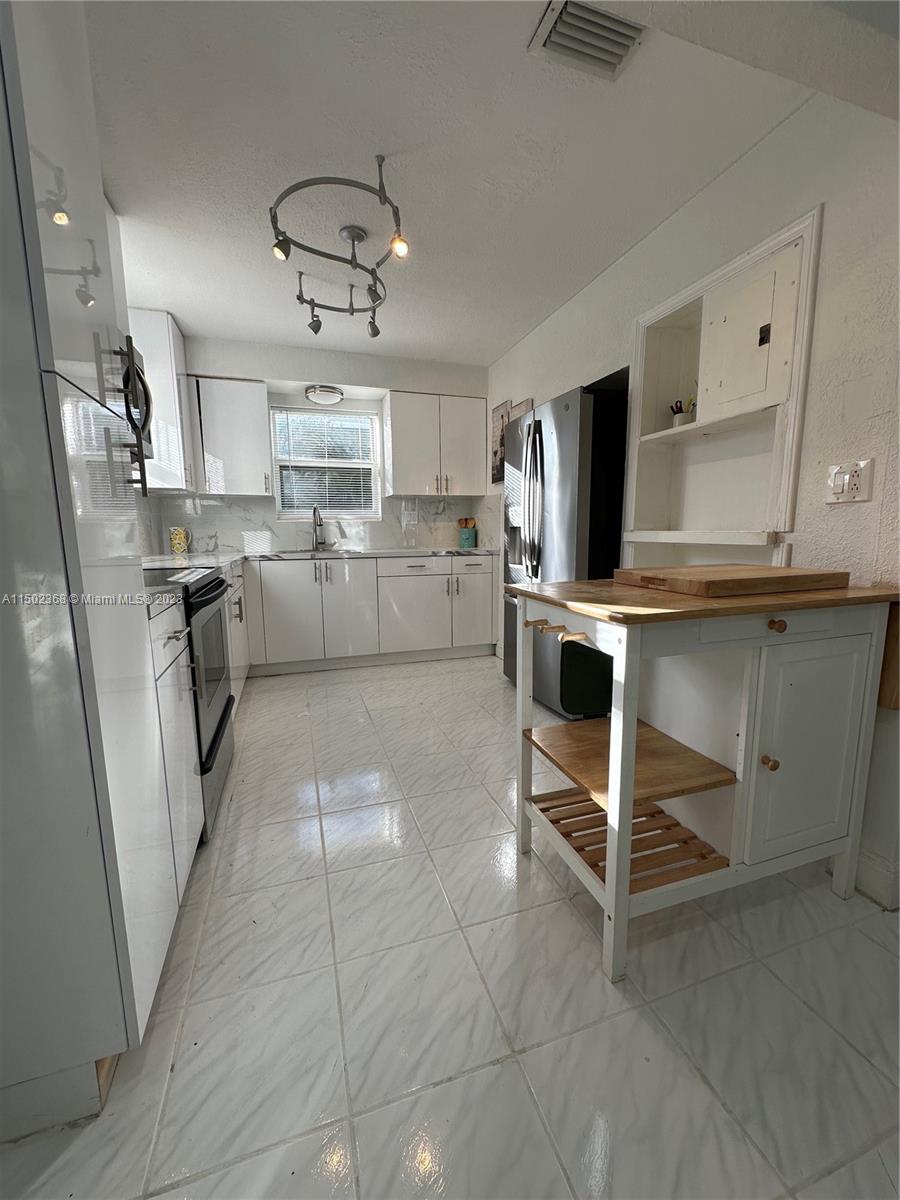 2446 Johnson St A, Hollywood, Florida 33020, 2 Bedrooms Bedrooms, ,1 BathroomBathrooms,Residentiallease,For Rent,2446 Johnson St A,A11502368