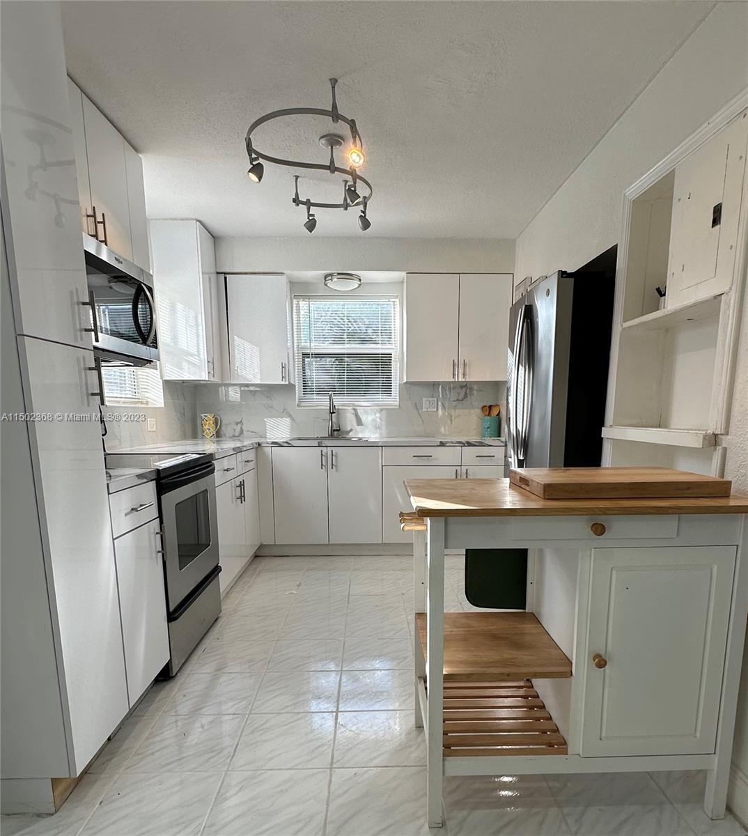 2446 Johnson St A, Hollywood, Florida 33020, 2 Bedrooms Bedrooms, ,1 BathroomBathrooms,Residentiallease,For Rent,2446 Johnson St A,A11502368
