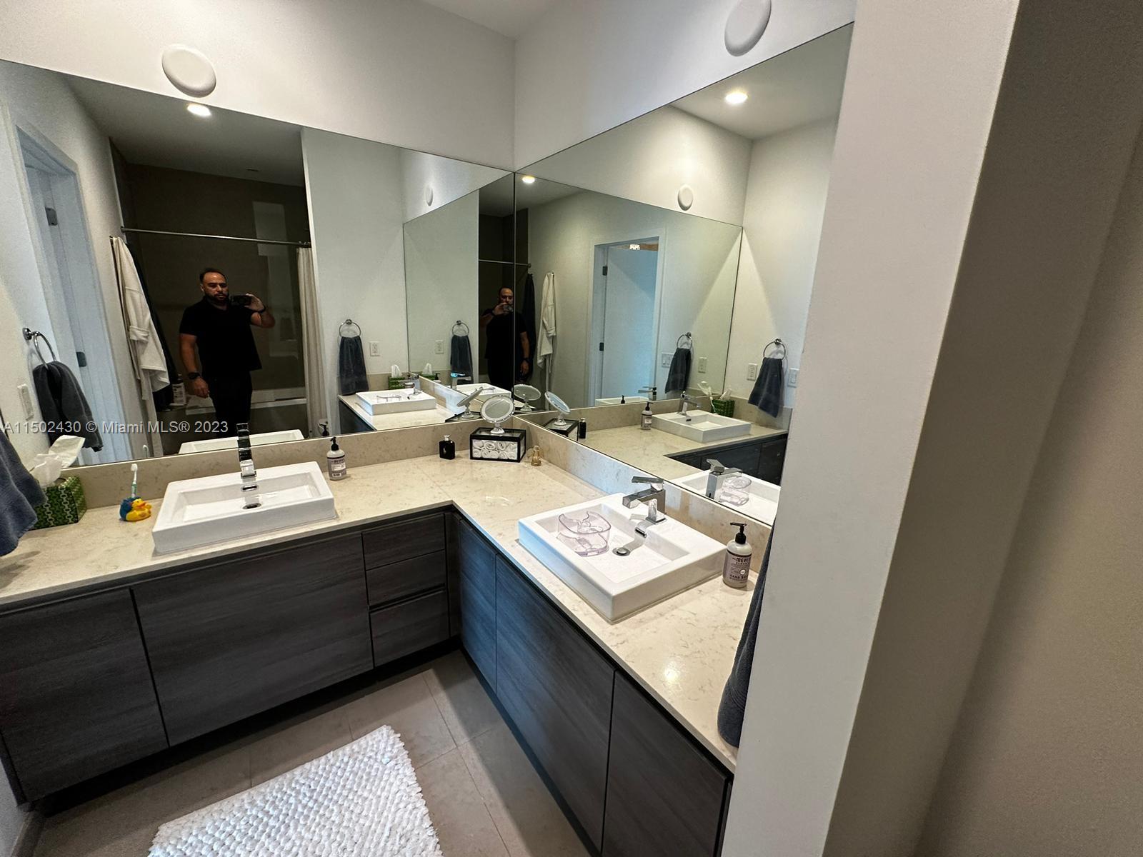Miami, Florida 33131, 1 Bedroom Bedrooms, ,1 BathroomBathrooms,Residential,For Sale,A11502430