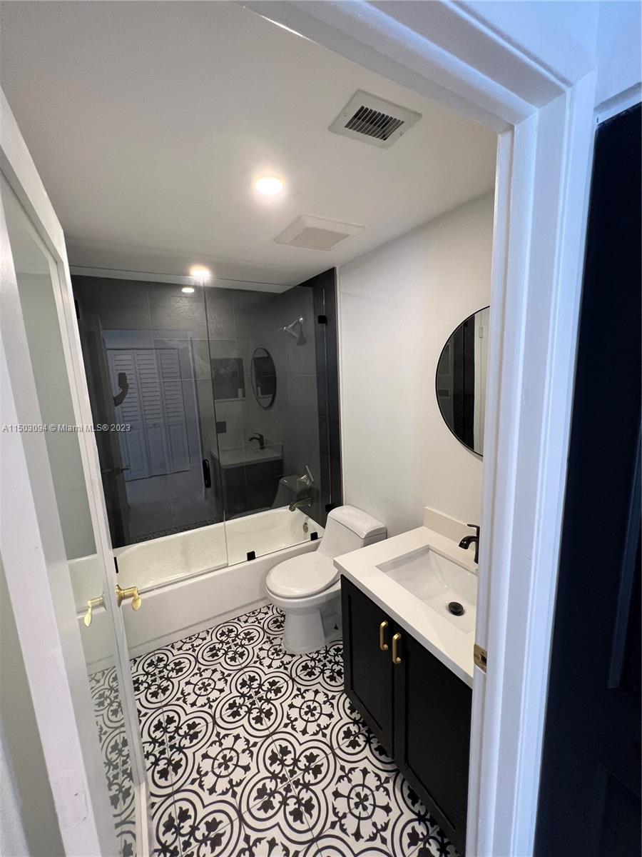 770 Claughton Island Dr 17, Miami, Florida 33131, 2 Bedrooms Bedrooms, ,2 BathroomsBathrooms,Residential,For Sale,770 Claughton Island Dr 17,A11503094