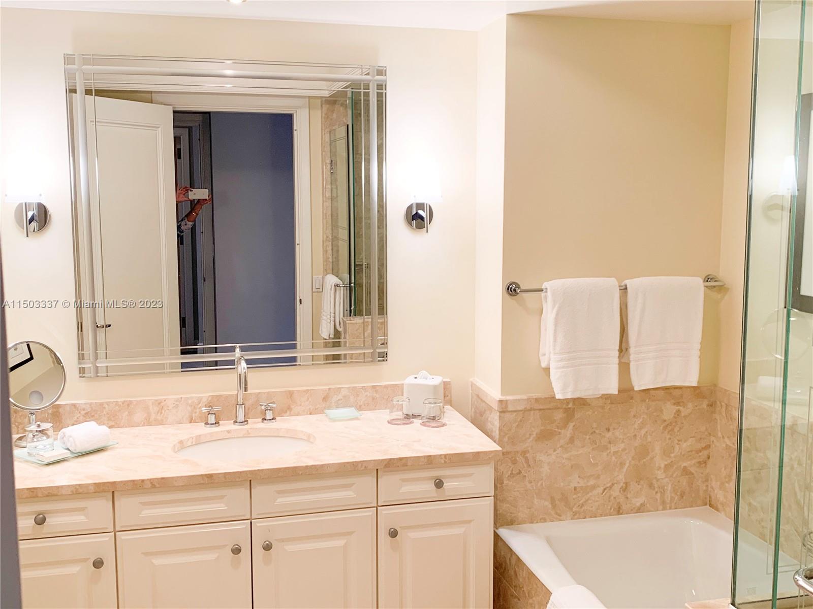 1435 Brickell Ave 3210, Miami, Florida 33131, 1 Bedroom Bedrooms, ,1 BathroomBathrooms,Residentiallease,For Rent,1435 Brickell Ave 3210,A11503337