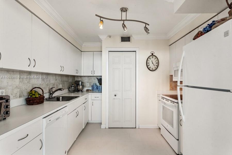 800 Claughton Island Dr 1801/02, Miami, Florida 33131, 3 Bedrooms Bedrooms, ,4 BathroomsBathrooms,Residential,For Sale,800 Claughton Island Dr 1801/02,A11503365