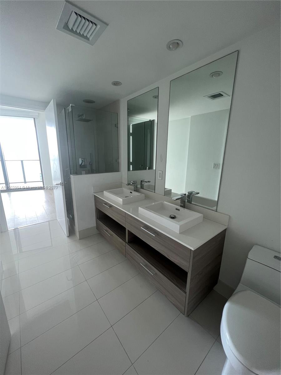 1300 S Miami Ave 4504, Miami, Florida 33131, 1 Bedroom Bedrooms, ,1 BathroomBathrooms,Residentiallease,For Rent,1300 S Miami Ave 4504,A11503954
