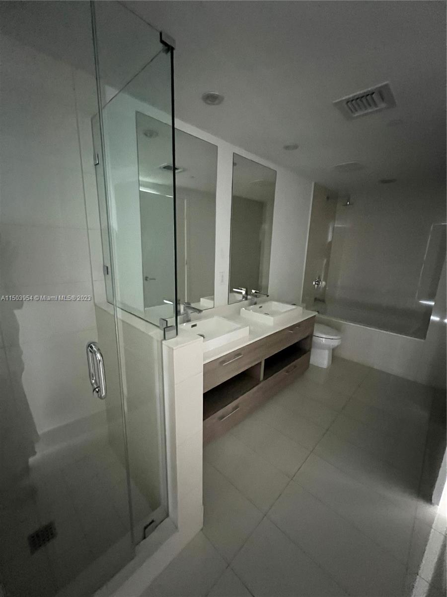 1300 S Miami Ave 4504, Miami, Florida 33131, 1 Bedroom Bedrooms, ,1 BathroomBathrooms,Residentiallease,For Rent,1300 S Miami Ave 4504,A11503954