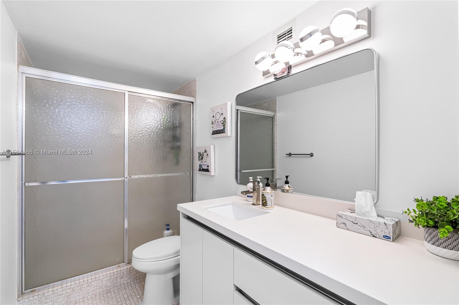 3800 S Ocean Dr 1710, Hollywood, Florida 33019, 2 Bedrooms Bedrooms, ,2 BathroomsBathrooms,Residential,For Sale,3800 S Ocean Dr 1710,A11504366