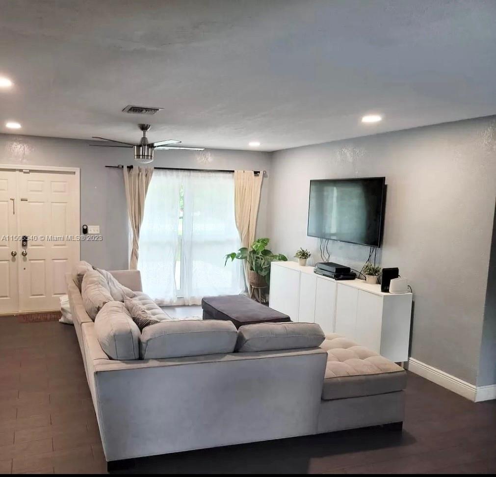 Miramar, Florida 33023, 3 Bedrooms Bedrooms, ,2 BathroomsBathrooms,Residential,For Sale,A11506540