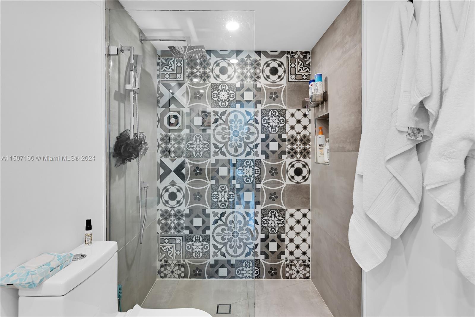 4000 NE 170th St 300, North Miami Beach, Florida 33160, 2 Bedrooms Bedrooms, ,2 BathroomsBathrooms,Residential,For Sale,4000 NE 170th St 300,A11507160
