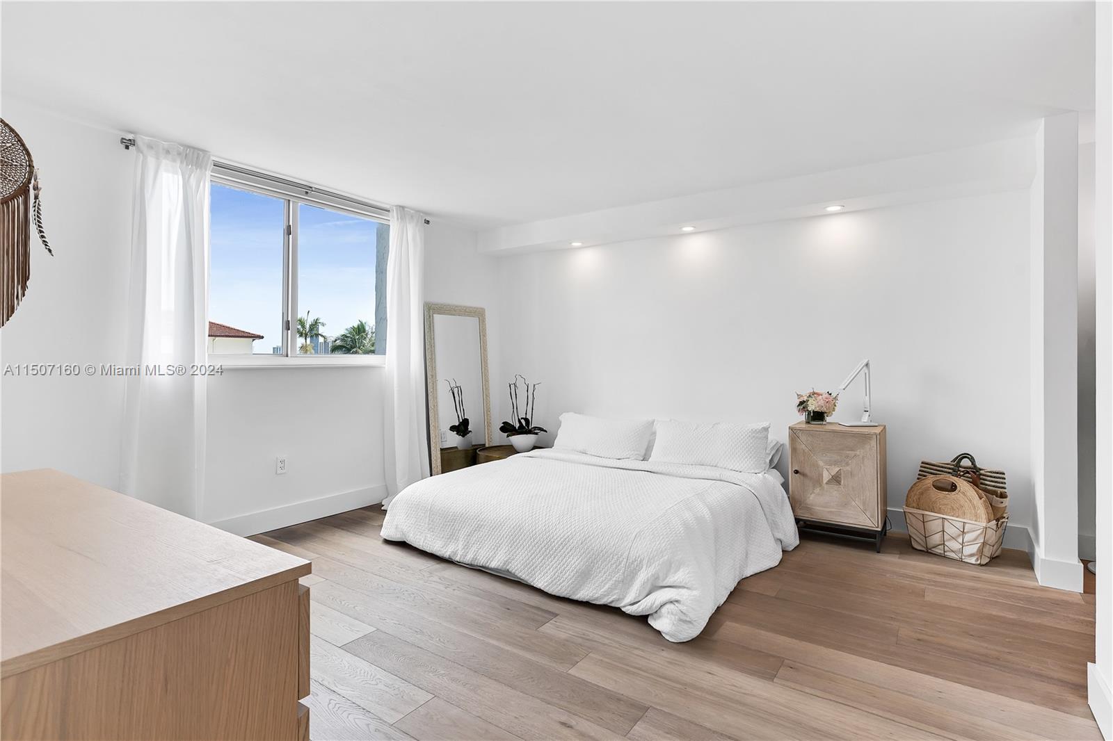 4000 NE 170th St 300, North Miami Beach, Florida 33160, 2 Bedrooms Bedrooms, ,2 BathroomsBathrooms,Residential,For Sale,4000 NE 170th St 300,A11507160