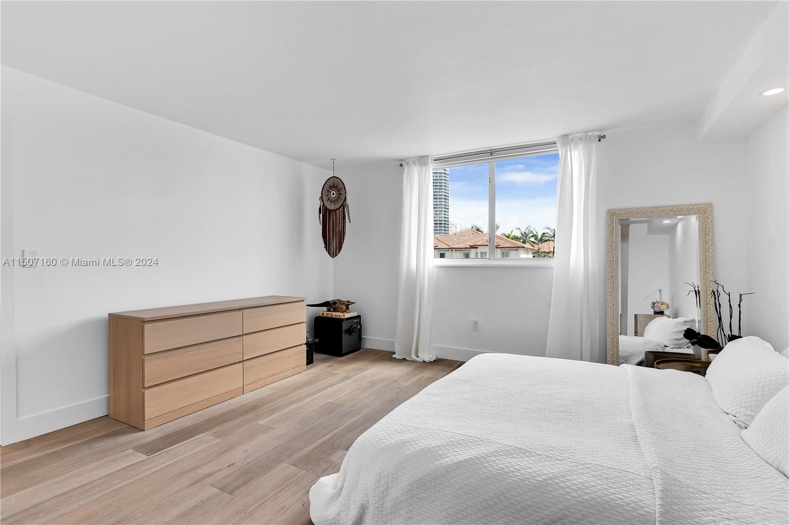 4000 NE 170th St 300, North Miami Beach, Florida 33160, 2 Bedrooms Bedrooms, ,2 BathroomsBathrooms,Residential,For Sale,4000 NE 170th St 300,A11507160