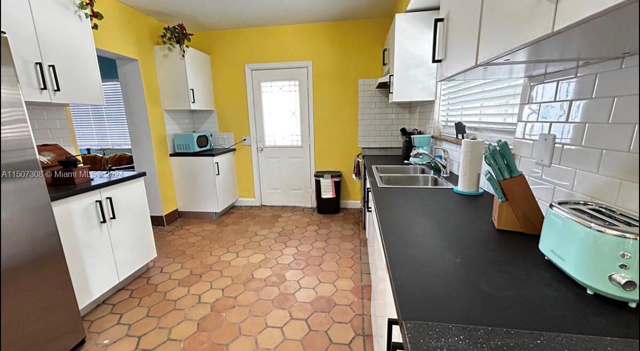 843 NW 3rd St 1, Miami, Florida 33128, 3 Bedrooms Bedrooms, ,1 BathroomBathrooms,Residentiallease,For Rent,843 NW 3rd St 1,A11507308