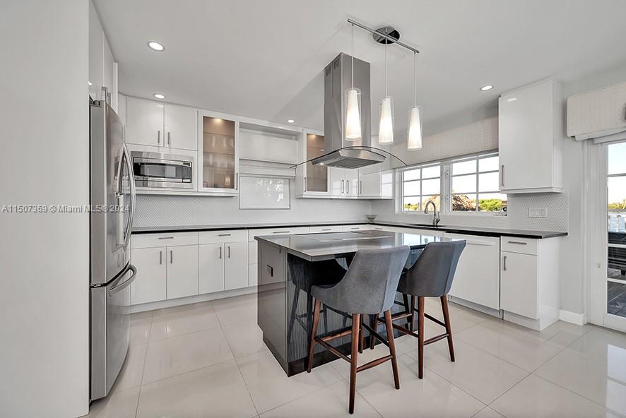 4590 N Ocean Dr A, Hollywood, Florida 33019, 2 Bedrooms Bedrooms, ,2 BathroomsBathrooms,Residentiallease,For Rent,4590 N Ocean Dr A,A11507369